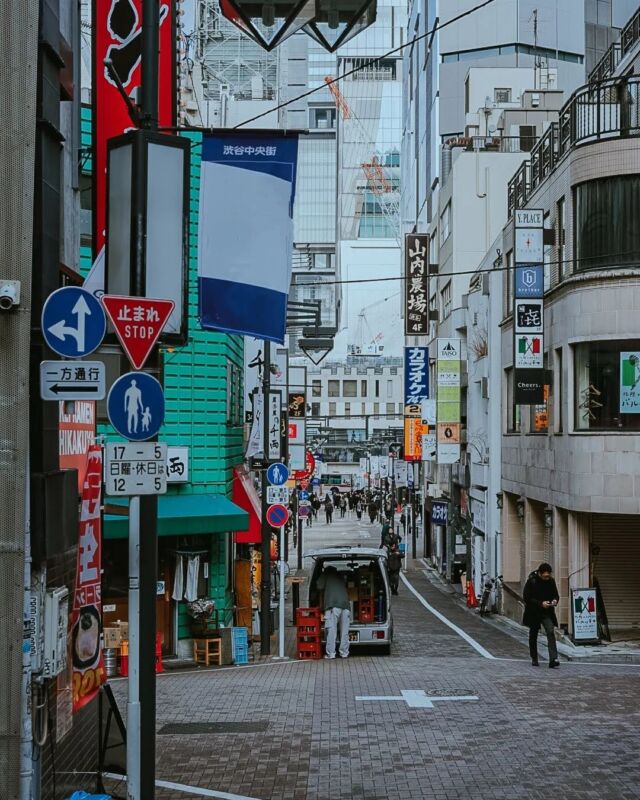 Q. What if one of the usual things in an urban environment is missing?
都市の当たり前がひとつでも欠けたら？

#アーバンサバイバル #urbansurvival #urbansurvivaltokyo #snapshot #streetsnap #streetphotographyjapan #streetsnaps #streetphotography #streetsnapshot #snapphoto #tokyo #japan #tokyophoto #japaneseculture #shibuya #shibuyastation #shibuyastream #google